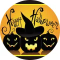 Tři černé svítící dýně, prostřední s čarodějnickým kloboukem, na žlutooranžovém pozadí s nápisem Happy Halloween – jedlý obrázek na dort