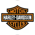 Kulatý oranžovo-černý štít Harley-Davidson s nápisy MOTOR a CYCLES na bílém pozadí, jedlý obrázek na dort