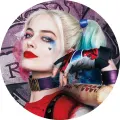 Portrét Harley Quinn s růžovo-tyrkysovými culíky, srdíčkem na tváři a pálkou na pozadí grafitů, jedlý obrázek na dort