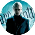 Draco Malfoy v tmavém obleku na tyrkysovém pozadí s nápisem z filmu Harry Potter, jedlý obrázek na dort