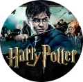 Harry Potter s hůlkou v ruce, za ním Ron a Hermiona v bitvě o Bradavice, tmavé nebe, jedlý obrázek na dort