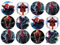 List kulatých jedlých obrázků se Spidermanem v červeno-modrém obleku na tmavém městském pozadí, jedlý obrázek na dort