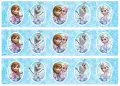 Jedlý obrázek na dort s pásy Frozen, v modrých ledových medailonech jsou princezna Anna, Elsa a sněhulák Olaf na pozadí s bílými vločkami