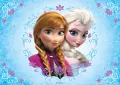 Sestry Anna a Elsa v objetí v rámečku z fialových tulipánů na světle modrém pozadí s vločkami, jedlý obrázek na dort