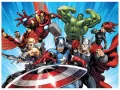 Hrdinové Avengers v komiksové sestavě na zářivě modrém pozadí, Kapitán Amerika se štítem v popředí, jedlý obrázek na dort
