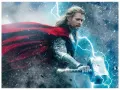 Thor v rudém plášti držící kladivo Mjolnir mezi modrými blesky v bouři, jedlý obrázek na dort
