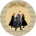 Harry, Ron a Hermiona v nebelvírských hábitech s hůlkami na kulatém jedlém obrázku na dort, s erbem koleje po okraji