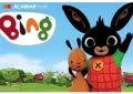 Králíček Bing v červených kostkovaných kalhotách mává vedle Flopa v zeleném parku pod modrou oblohou, jedlý obrázek na dort