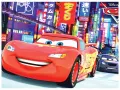 Blesk McQueen v červeném závodním voze v neonovém nočním Tokiu, jedlý obrázek na dort