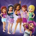 Andrea z LEGO Friends stojí s mikrofonem na fialovém pódiu obklopena kamarádkami, jedlý obrázek na dort