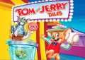 Myška Jerry házející míček na terč na pouti, kocour Tom v pruhovaném trikotu nad kádí, žlutý stánek a fialový stan, jedlý obrázek na dort