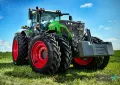 Zelený traktor s červenými koly stojí na zeleném poli pod modrou oblohou, pohled zdola, jedlý obrázek na dort