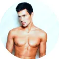 Kulatý jedlý obrázek s portrétem svalnatého mladého muže na světlém pozadí, jedlý obrázek na dort