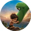 Kulatý jedlý obrázek se zeleným dinosaurem Arlem objímajícím chlapce Špunta na pozadí hor a západu slunce, jedlý obrázek na dort