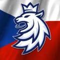 Bílý korunovaný lev s otevřenou tlamou a modrým obrysem před vlající českou vlajkou, jedlý obrázek na dort