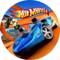 Modré závodní auto Hot Wheels ve skoku nad oranžovou dráhou pod modrou oblohou, jedlý obrázek na dort