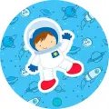 Kulatý jedlý obrázek na dort: usměvavý kosmonaut v bílém skafandru se žlutou hvězdou, modré pozadí s planetkami a raketami.