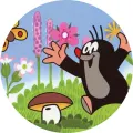 Usměvavý krteček s červeným čumáčkem a rozpaženýma rukama na louce s květy, motýlem a hříbkem, jedlý obrázek na dort