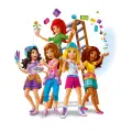 Pět dívek z LEGO Friends mezi štaflemi a barevnými kostkami v růžových, modrých a fialových tónech, jedlý obrázek na dort