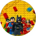 Kulatý jedlý obrázek na dort s LEGO Batmanem, Supermanem, Robinem, Flashem a Wonder Woman na žlutém pozadí s kostkami