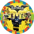 Kulatý jedlý obrázek s LEGO Batmanem v černém plášti, netopýří znak a barevný rámeček z kostek na žlutém pozadí, obrázek na dort
