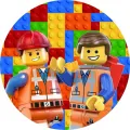 Kulatý jedlý obrázek s dvěma dělníky v oranžových vestách a přilbách před barevnými LEGO kostkami, jedlý obrázek na dort