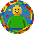 Kulatý LEGO panáček v zeleném oblečení s žlutou hlavou obklopený barevnými kostkami na modrém pozadí, jedlý obrázek na dort