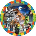 Kulatý jedlý obrázek na dort: LEGO figurky na zelené motorce utíkají před oranžovým T-rexem, v pozadí zelený dilophosaurus a pteranodon, kol