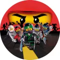 Kulatý jedlý obrázek na dort: zelený ninja Lloyd s meči a spojenci Kai, Zane a Jay na červeném pozadí s obří maskou, obrázek na dort