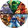 Kulatý motiv z LEGO Ninjago rozdělený na šest barevných výsečí s ninji v bojových pózách, jedlý obrázek na dort