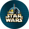 Kulatý jedlý obrázek s LEGO figurkami Luka Skywalkera, Darth Vadera a princezny Leiy na modrém pozadí, jedlý obrázek na dort
