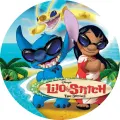 Kulatý jedlý obrázek na dort: Lilo v červených šatech a Stitch s brýlemi na pláži s palmami a žlutým Sparkym
