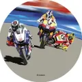 Tři závodní motorky v náklonu na asfaltovém okruhu v bílé, červené a modré barvě, jedlý obrázek na dort