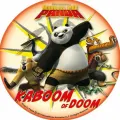 Panda Po v bojové póze obklopený přáteli na žlutooranžovém pozadí s nápisem Kaboom of Doom, jedlý obrázek na dort