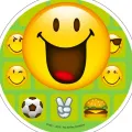 Kulatý jedlý obrázek na dort: velký žlutý smějící se smajlík a emoji ikonky na zeleném pozadí, včetně fotbalového míče a hamburgeru
