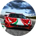 Červený závodní vůz Ferrari s pruhy v barvách italské vlajky na trati, řidič v přilbě, jedlý obrázek na dort