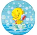 Žluté kuřátko Tweety sedí v mýdlové pěně s houbičkou a kartáčem, kolem bubliny a modré obkladačky, jedlý obrázek na dort