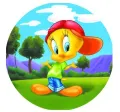 Žluté kuřátko Tweety s červenou kšiltovkou a modrými džínami na louce pod modrou oblohou, jedlý obrázek na dort