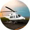 Bílá helikoptéra stojící na letištní ploše s travnatým pruhem a modrou oblohou, jedlý obrázek na dort