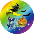 Kulatý jedlý obrázek s čarodějnicí na koštěti, netopýry, žlutým měsícem a dýní na duhovém pozadí, nápis Happy Halloween – obrázek na dort