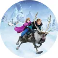 Motiv Frozen s Annou a Kristoffem na sobovi, za nimi sněhulák Olaf v zimní krajině s ledovým zámkem, jedlý obrázek na dort
