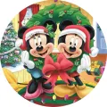 Mickey a Minnie v santovských čepicích drží vánoční věnec s červenou mašlí, v pozadí stromek a dárky, jedlý obrázek na dort
