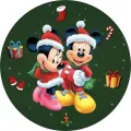 Mickey a Minnie v červených zimních čepicích na zeleném pozadí s hvězdičkami, mezi dárky a cukrovou hůlkou – jedlý obrázek na dort