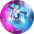 Hatsune Miku s tyrkysovými copy na pódiu v purpurovém a modrém světle, jedlý obrázek na dort