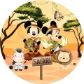 Mickey a Minnie v safari oblečení u dřevěné tabulky SAFARI, kolem zebra, lvíček a opička, jedlý obrázek na dort