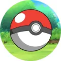 Červenobílý Pokéball se středovým pásem na zelené louce s keři, jedlý obrázek na dort