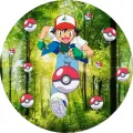 Běžící trenér Ash v červenobílé kšiltovce mezi létajícími Pokébally v zeleném lese, jedlý obrázek na dort