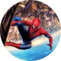 Spiderman v červenomodrém obleku letí vzduchem nad převrácenými mrakodrapy pod modrou oblohou, jedlý obrázek na dort