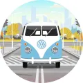 Modrobílá retro dodávka VW T1 jedoucí po silnici před městskou scenérií, jedlý obrázek na dort