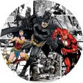 Kulatý jedlý obrázek na dort: Batman, Flash a Wonder Woman s lassem na černobílém komiksovém pozadí, červené a modré barvy.